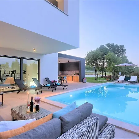 Luxury Hedone With Heated Pool, Welness And Playground *