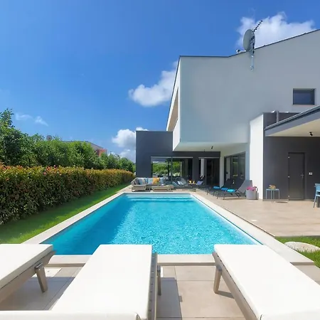 Luxury Hedone With Heated Pool, Welness And Playground Rakalj