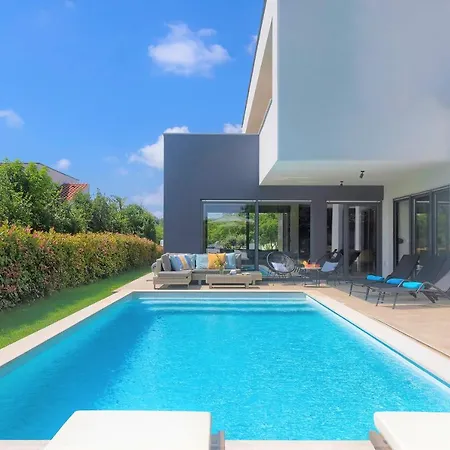 Luxury Hedone With Heated Pool, Welness And Playground Rakalj