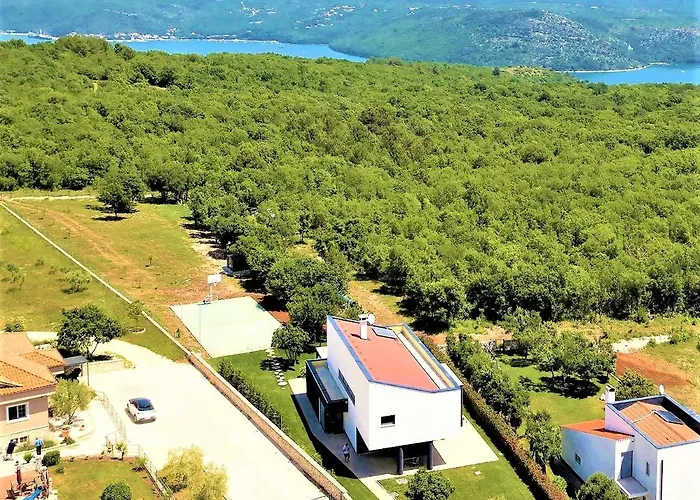 Luxury Hedone With Heated Pool, Welness And Playground Rakalj