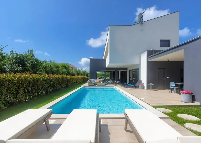 Luxury Hedone With Heated Pool, Welness And Playground Rakalj