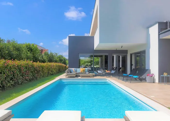 Luxury Hedone With Heated Pool, Welness And Playground Rakalj