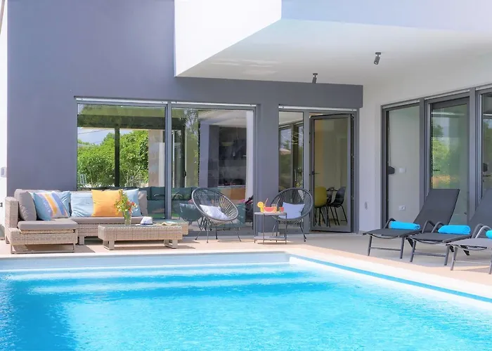 Luxury Hedone With Heated Pool, Welness And Playground Rakalj