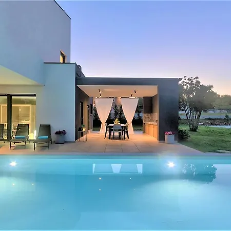 Luxury Hedone With Heated Pool, Welness And Playground Villa