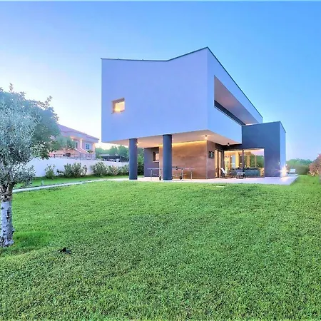 Luxury Hedone With Heated Pool, Welness And Playground Villa