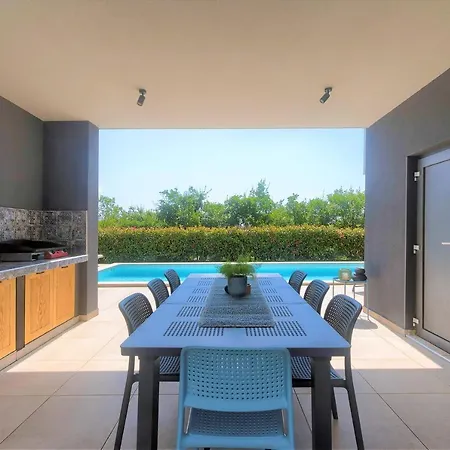 Luxury Hedone With Heated Pool, Welness And Playground Villa