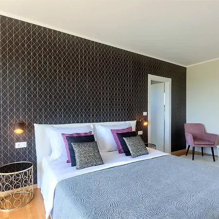 Luxury Hedone With Heated Pool, Welness And Playground Villa