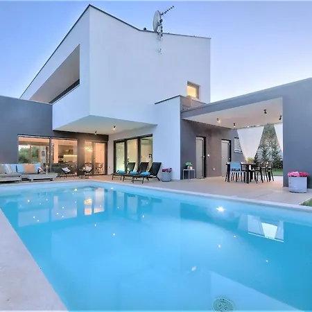 Luxury Hedone With Heated Pool, Welness And Playground *