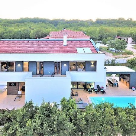 Luxury Hedone With Heated Pool, Welness And Playground