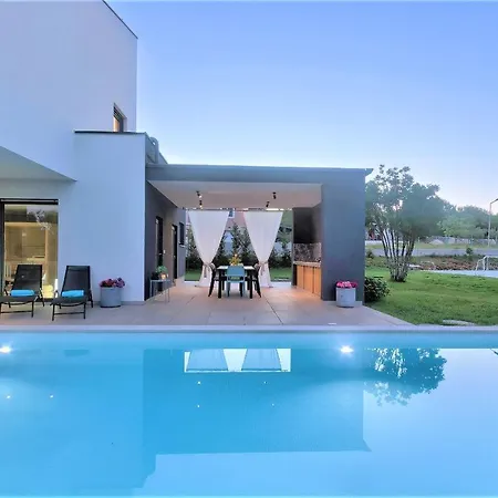 Villa Luxury Hedone With Heated Pool, Welness And Playground