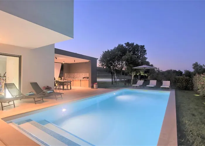 Luxury Hedone With Heated Pool, Welness And Playground Vila Rakalj