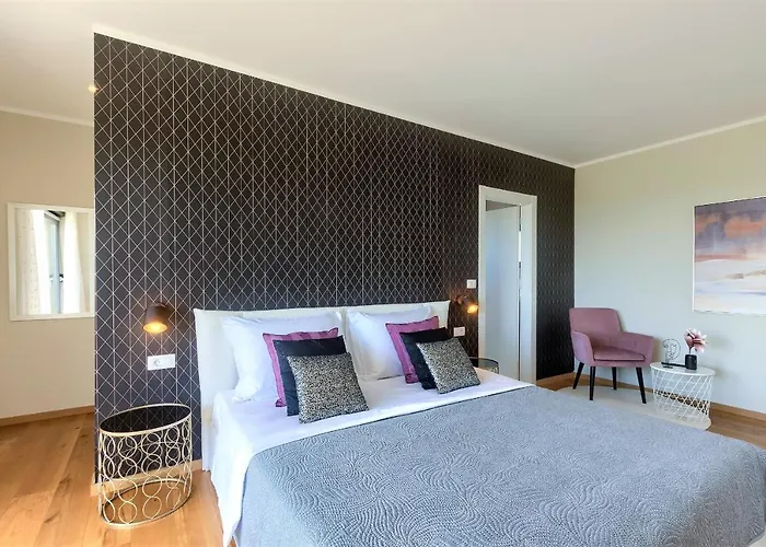 Luxury Hedone With Heated Pool, Welness And Playground Vila